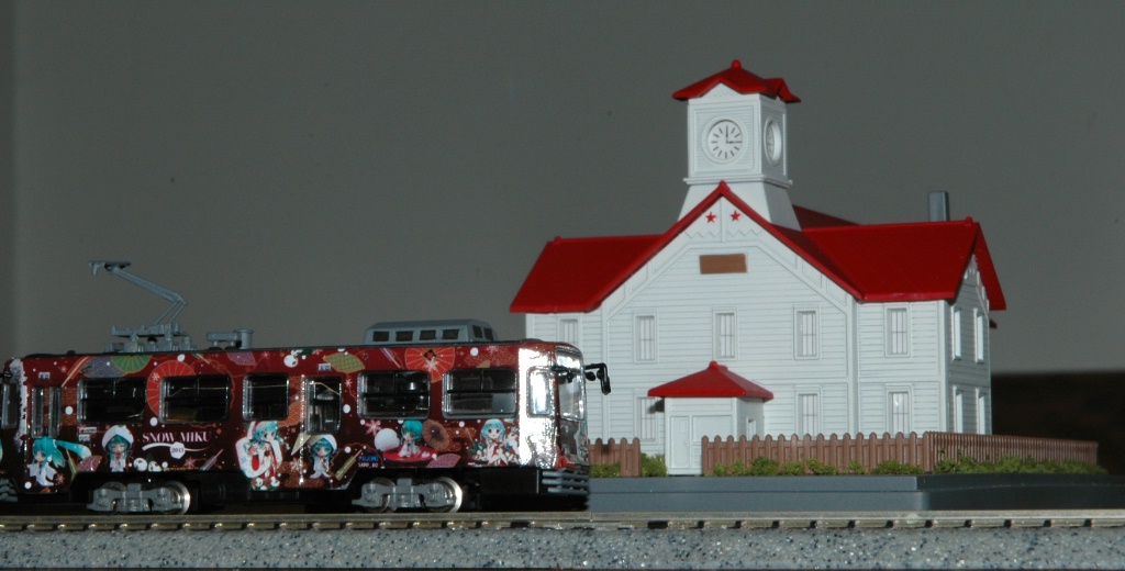 札幌市交通局3300型雪ミク電車と時計台